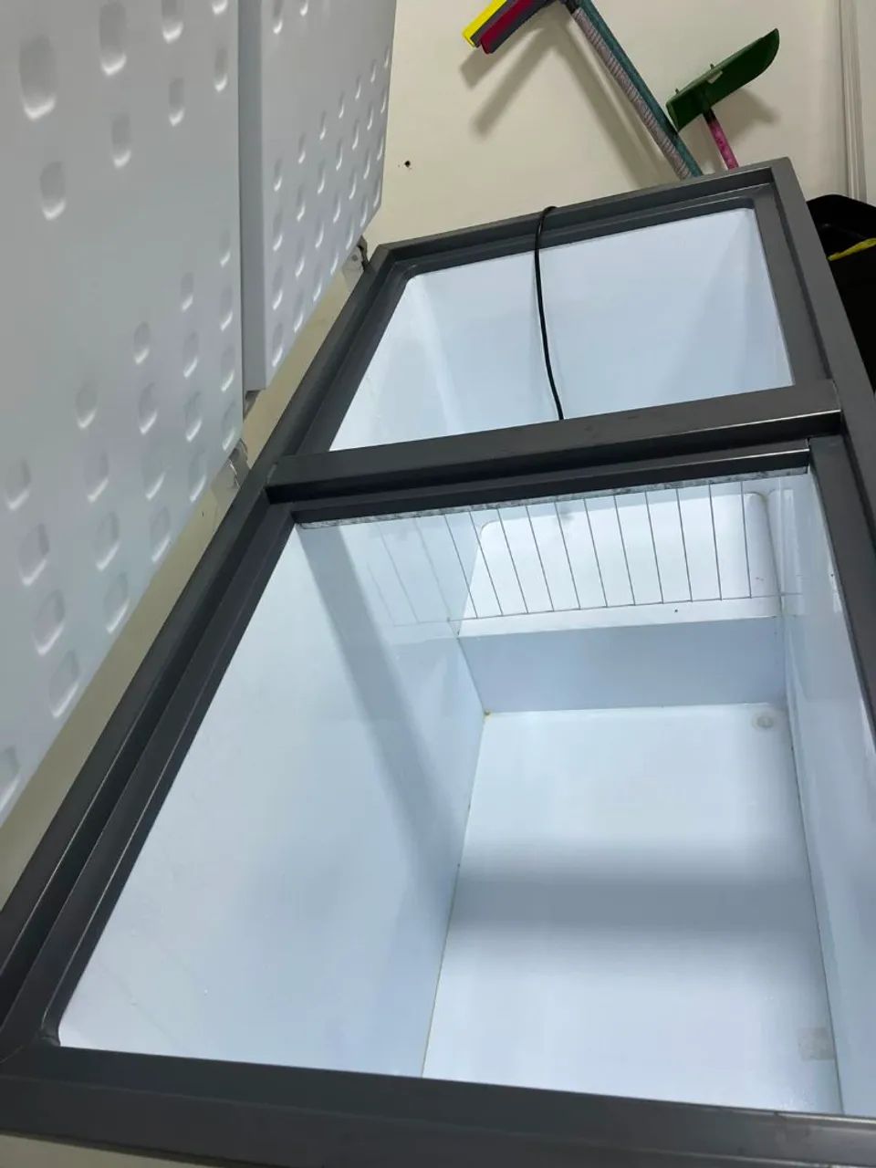 Vendo freezer 437 Litros semi nova - Geladeiras e Freezers