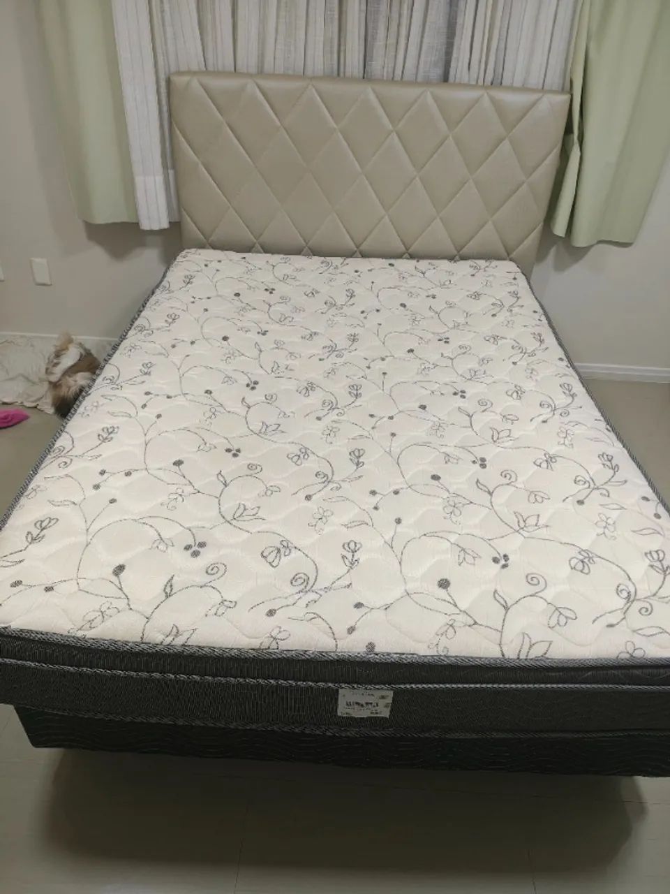 Conjunto de cama box, colchão de mola casal e cabeceira 