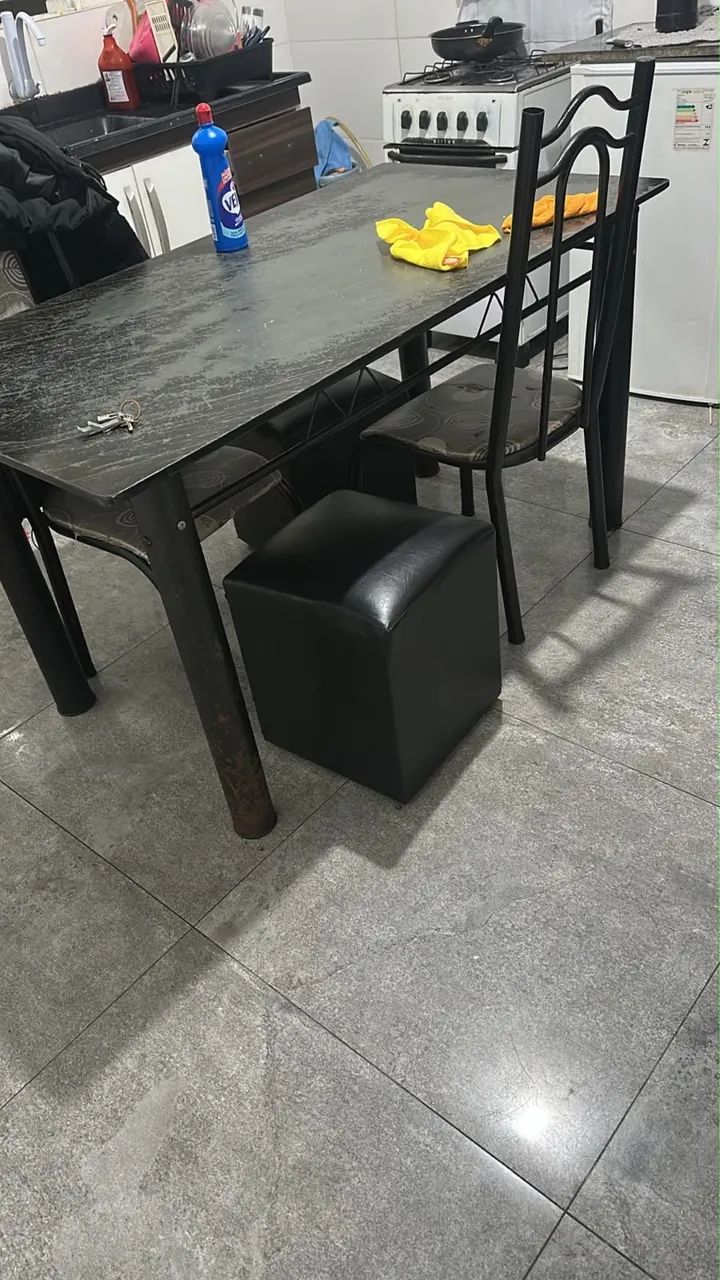 Vendo mesa com 4 cadeiras 