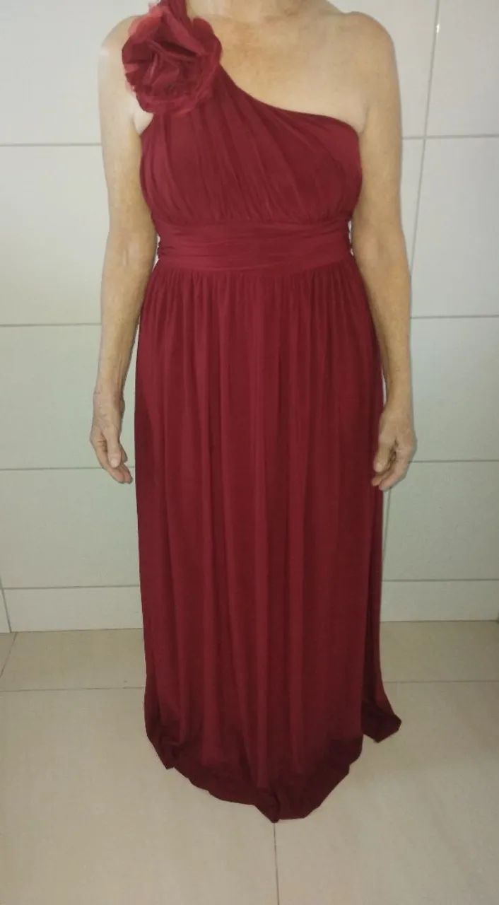 Vestido de festa Bordô de um ombro só, com broche e echarpe  - Foto 2