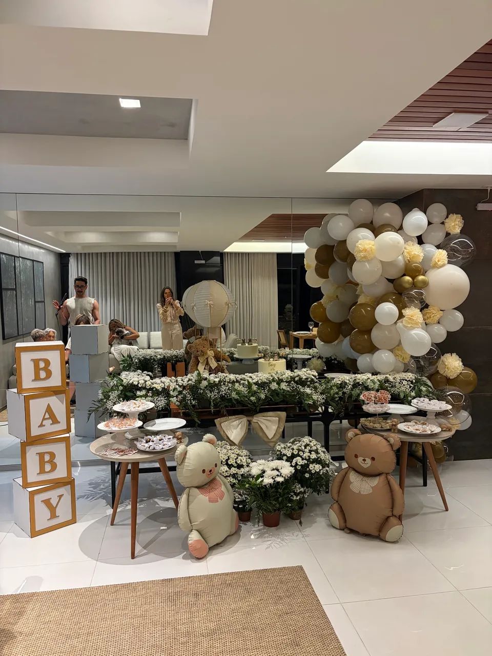 Decoração para chá de bebê  com ursinho e balões. 