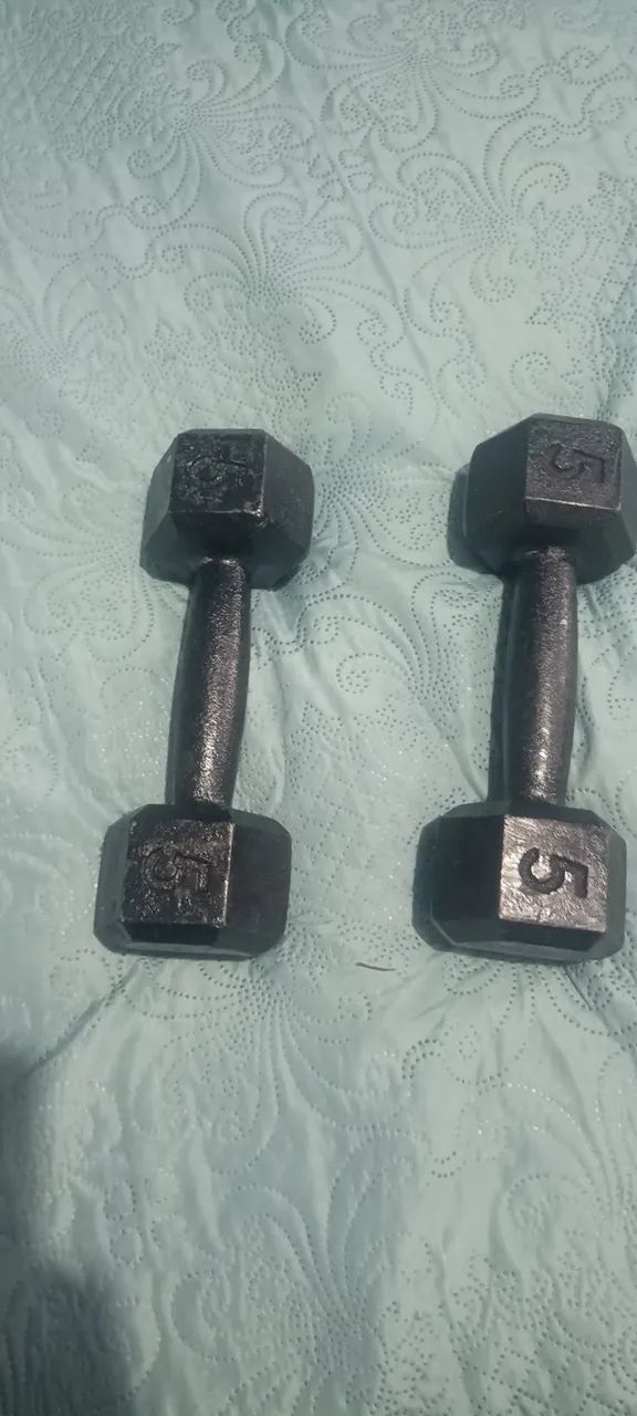 Par de hateres 5 kilos cada para academia ou treinos - Foto 2