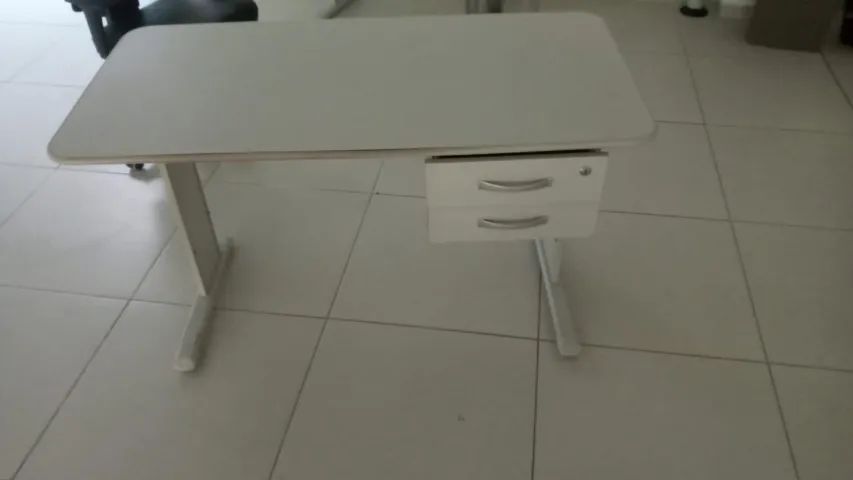Mesa de Escritório Cinza com 2 Gavetas e Chave
