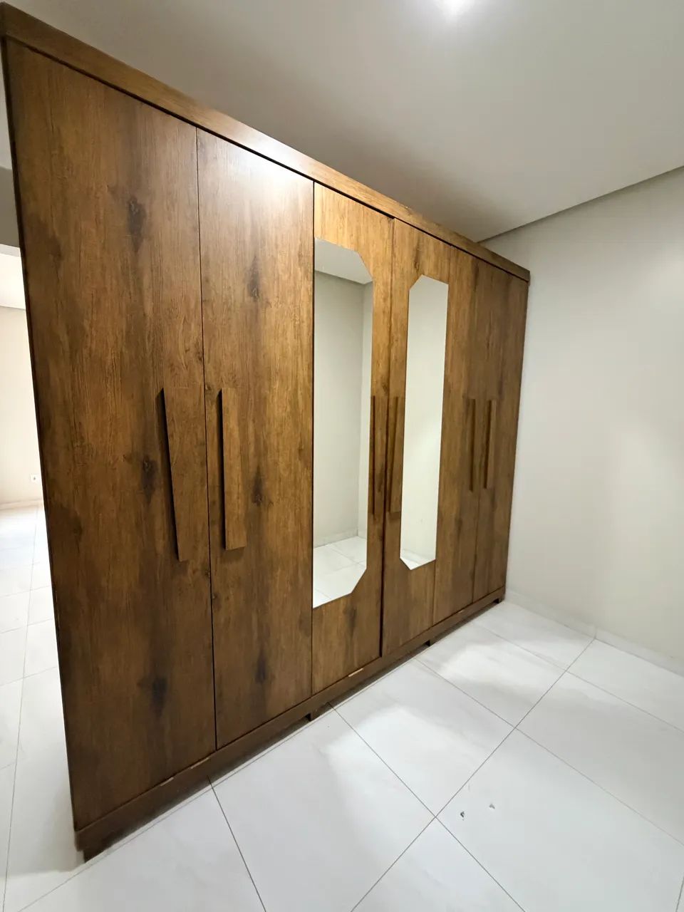 Vendo guarda roupa 06 portas. 