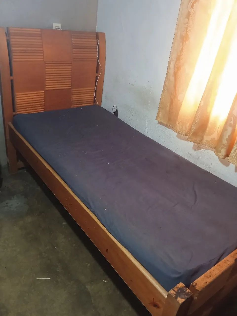 VENDO CAMA DE SOLTEIRO MADEIRA MACIÇA URGENTE