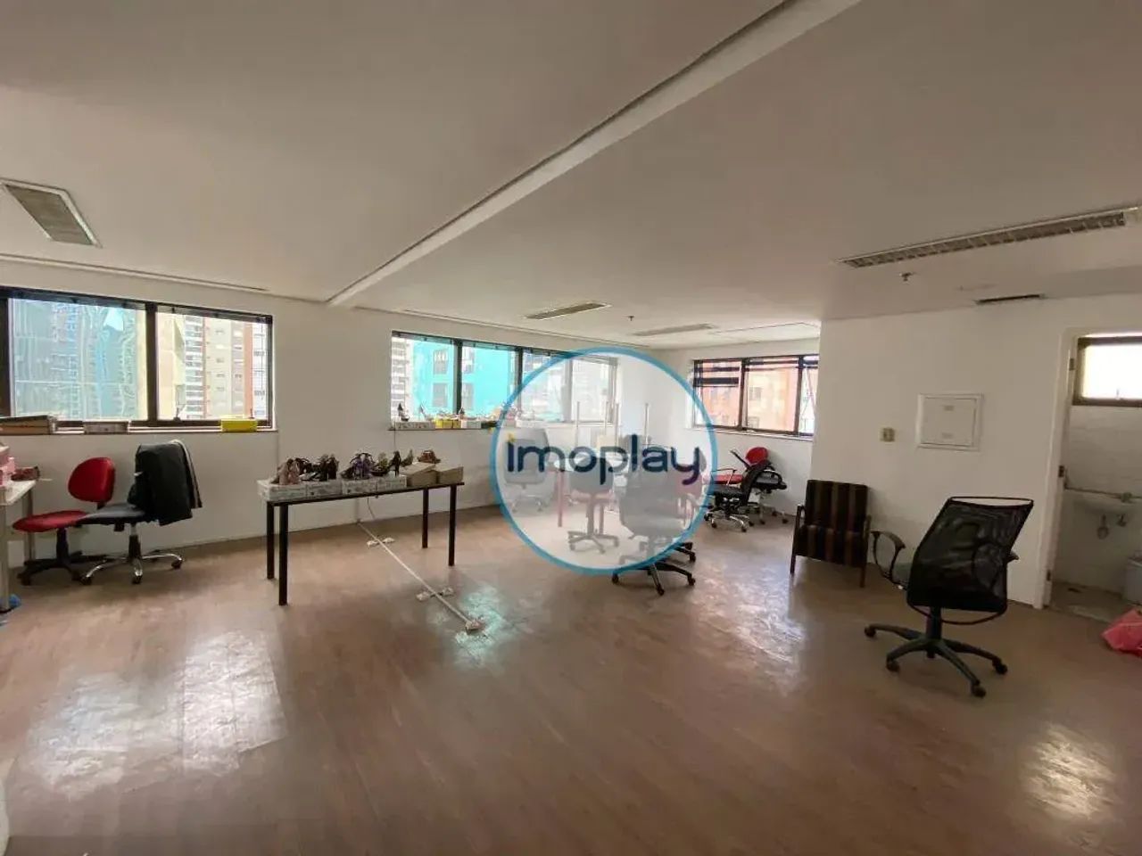 Conjunto comercial com 120m², piso laminado e 03 vagas de garagem. - Foto 2