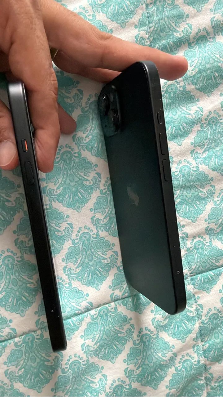 Dois Iphones 15 - Semi Novos (Bateria 83% e 88%) - Foto 2