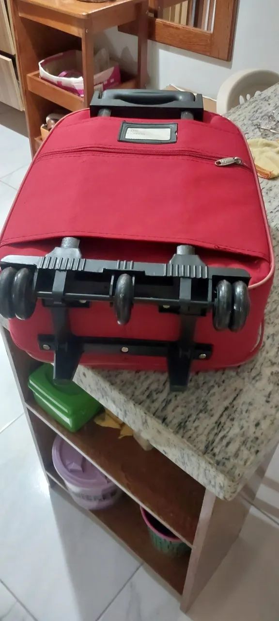 Vendo duas malas elas são do mesmo tamanho e só mesmo modelo cada uma custa 100 reais semi - Foto 5