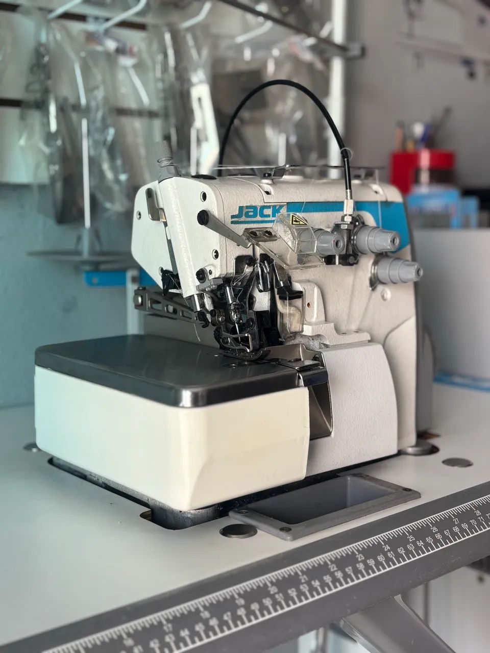Máquina overloque Jack 
