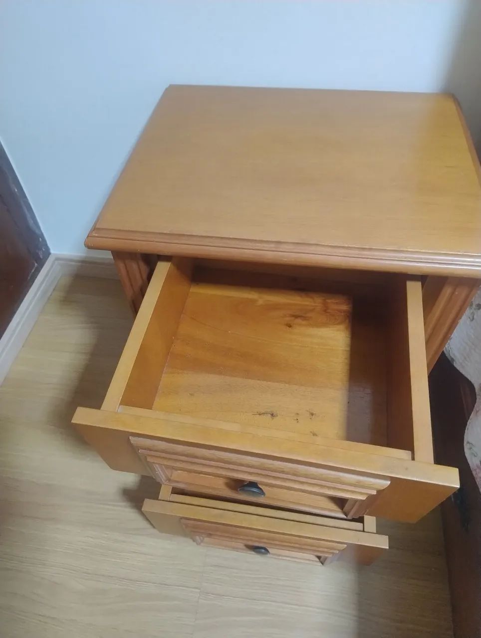 Cama casal , madeira maciça com 4 gavetas e criado mudo  - Foto 5