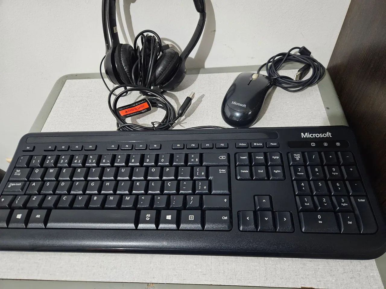 Teclado mouse e fone de ouvido.