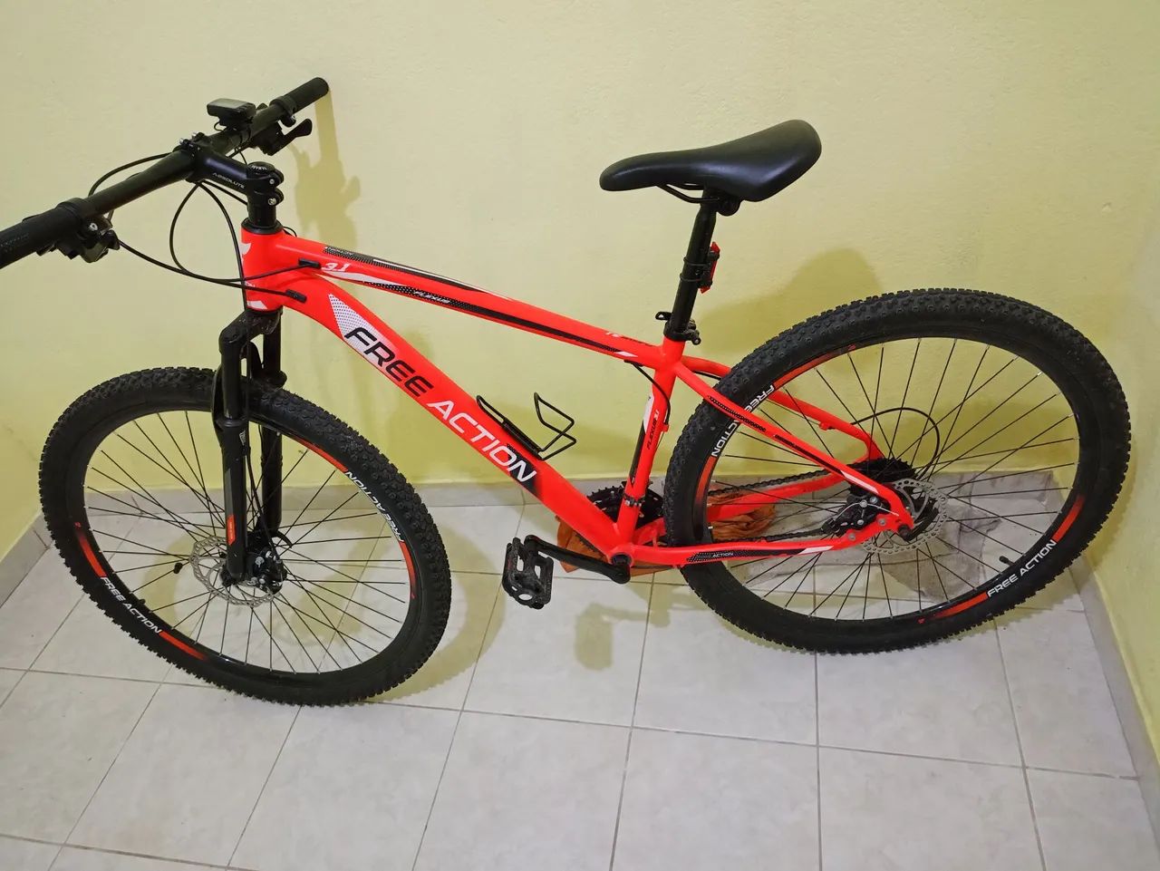 Bicicleta nova, quadro de alumínio, revisada, em excelentes condições.