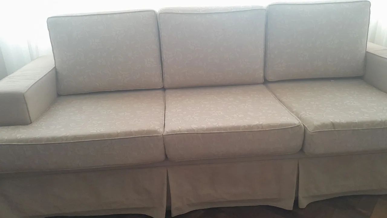 Lindo sofá, três lugares, cor neutra. - Foto 2