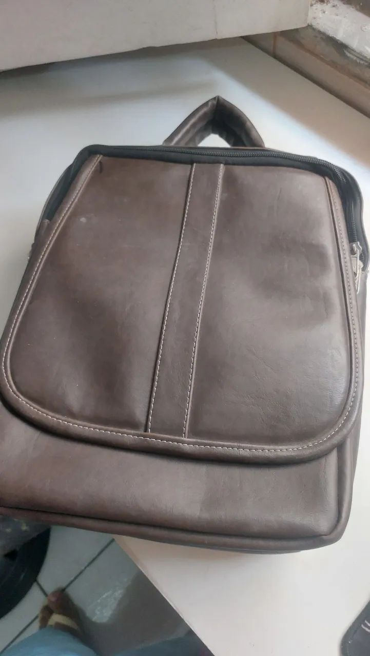 Mochila e bolsa de lado em couro executivo 