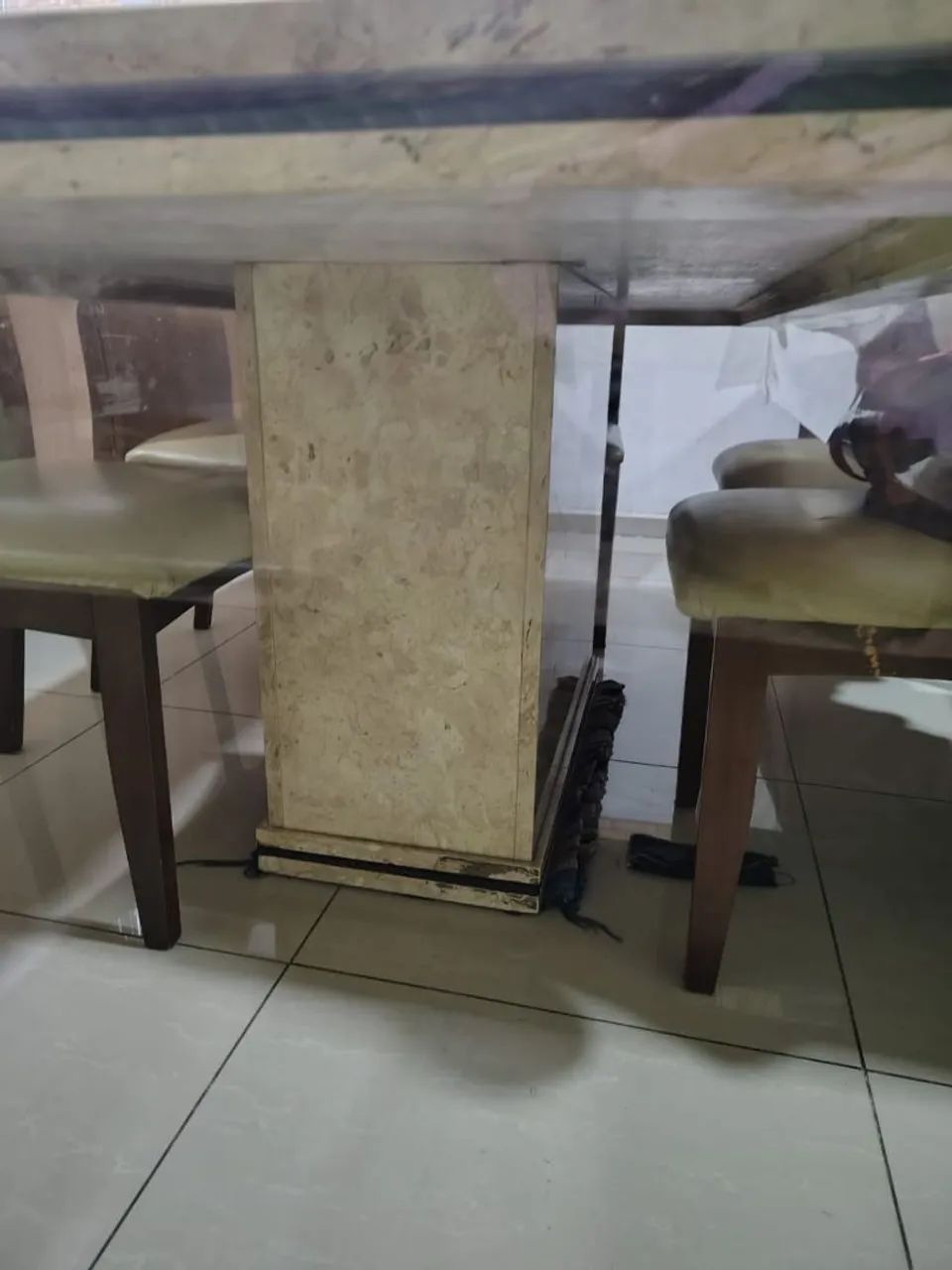 Mesa de mármore bege claro e aparador 