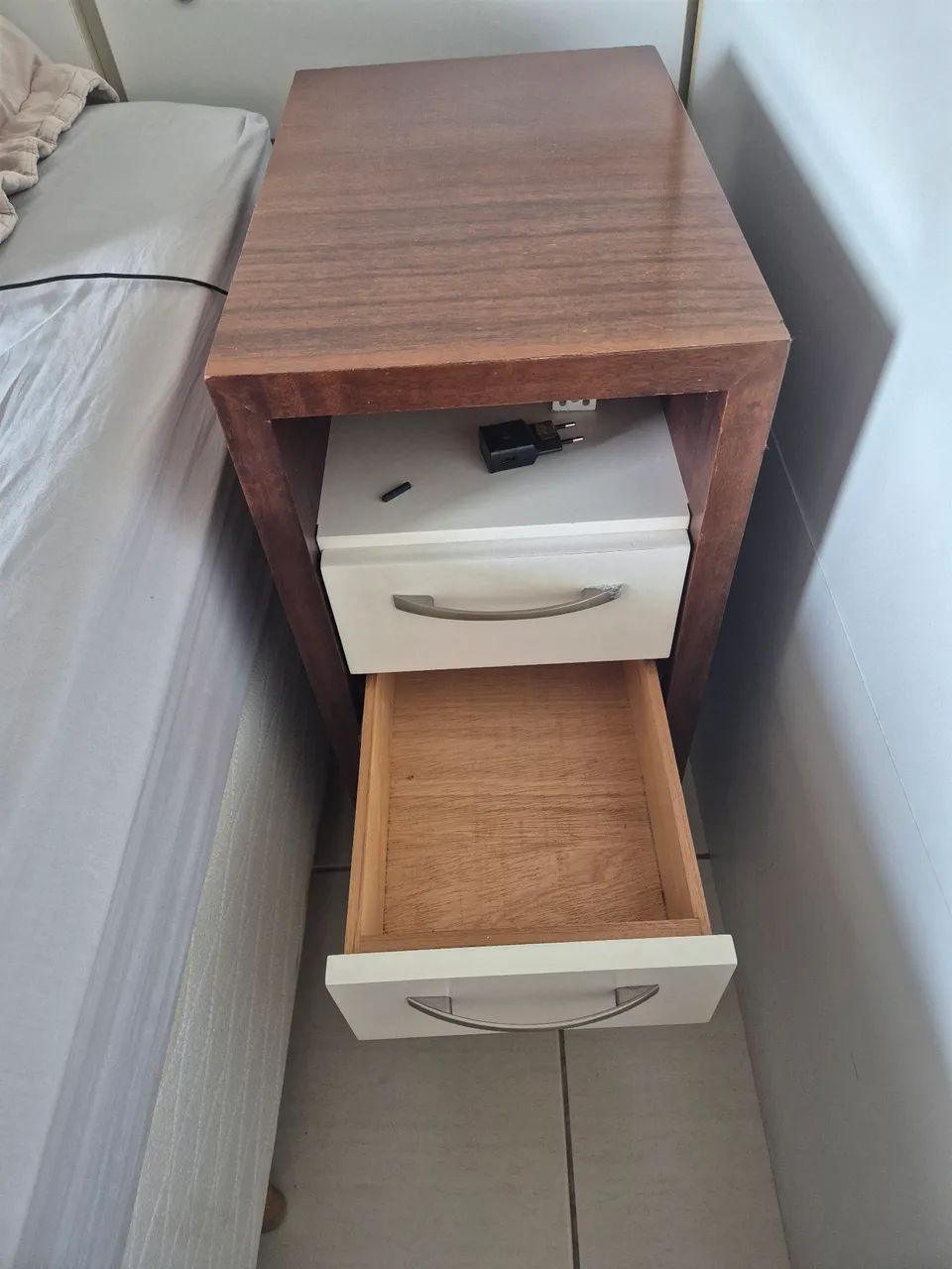 Mesa de cabeceira de madeira maciça - Foto 3