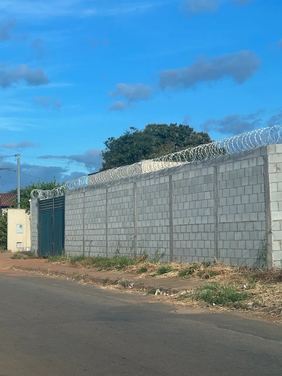 Aluguel de lote 1000 metros bem seguro murado e com cerca!! 