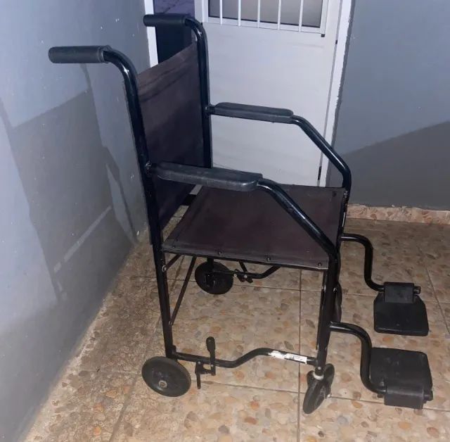 Vendo cadeira de roda - Foto 2
