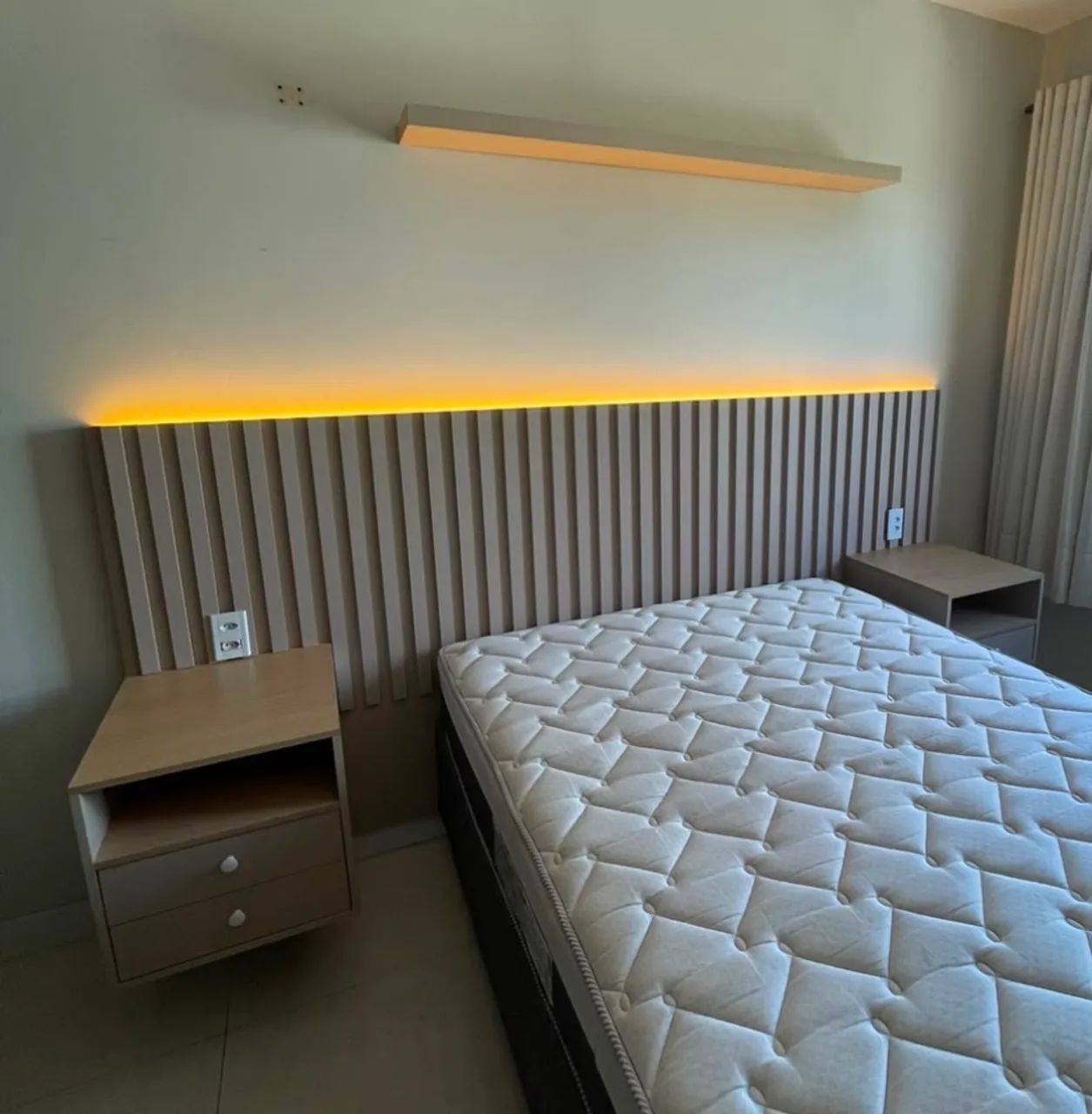 Cabeceira de cama com mesinhas