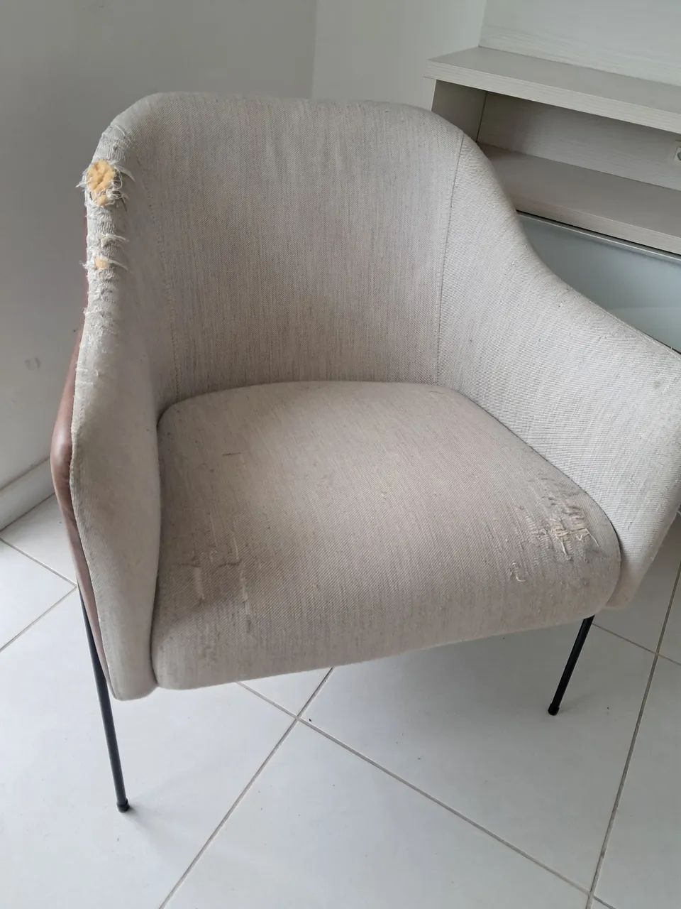 Poltrona de tecido e courino