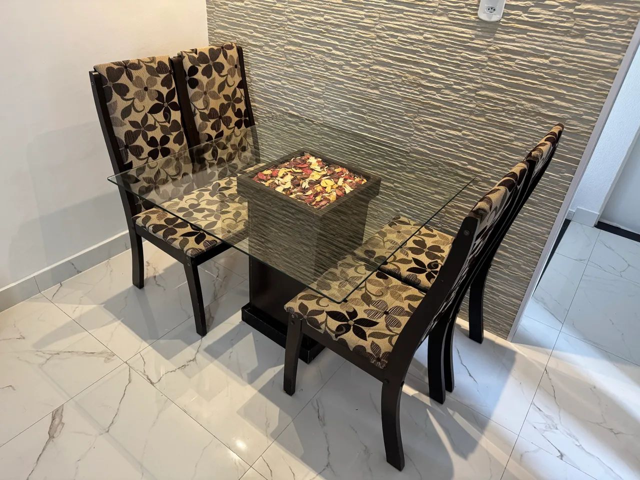 Mesa de jantar 4 cadeiras