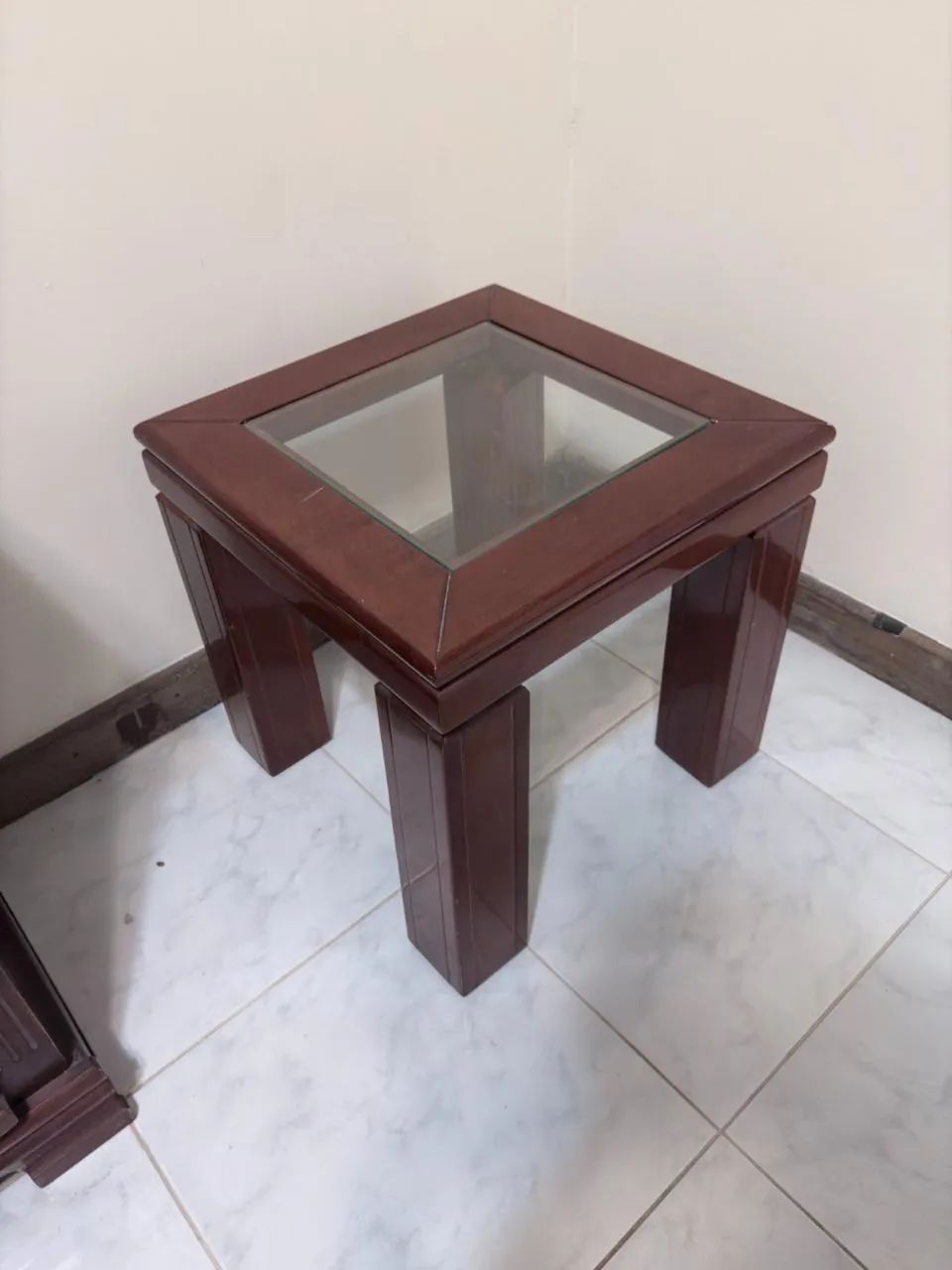 Mesa pequena de madeira e vidro - Foto 3
