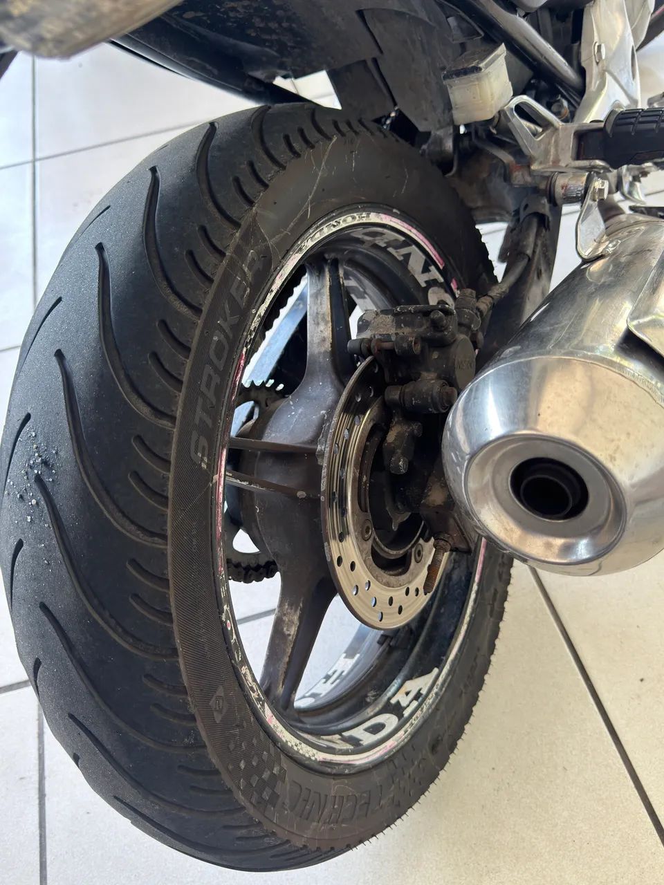 CB300 com 2 discos, em dia de repasse, FIPE. R$12.574 - Foto 2