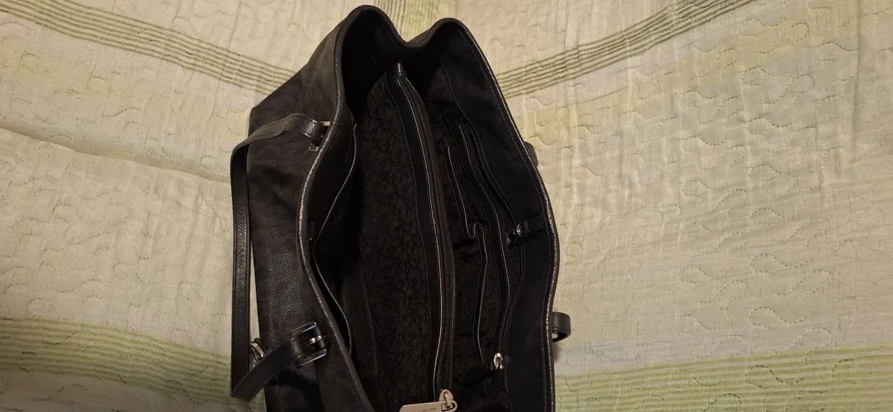 Bolsa Michel Kors Jet  set logo preto - Foto 2