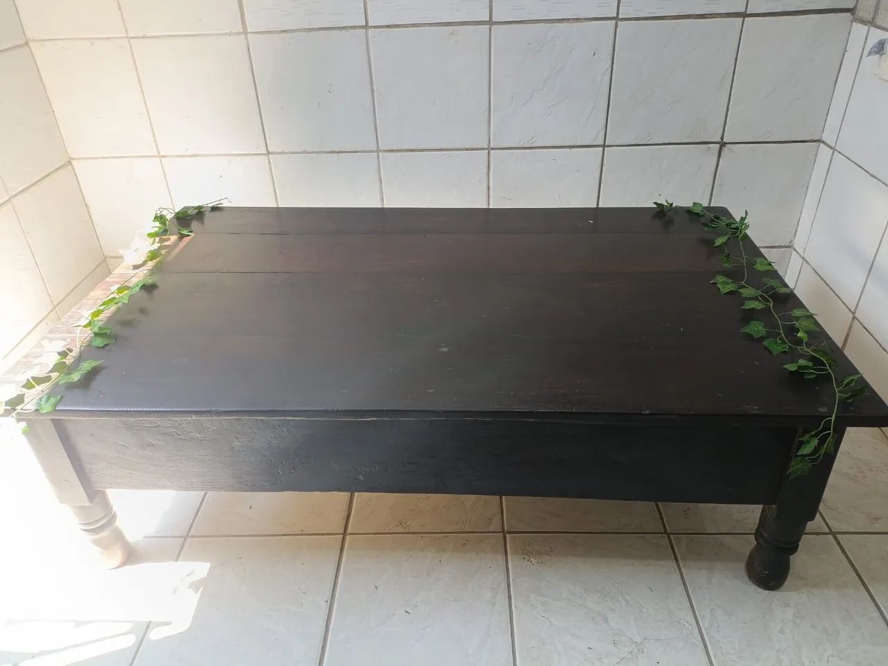Mesa com duas gavetas de madeira maciça  - Foto 2