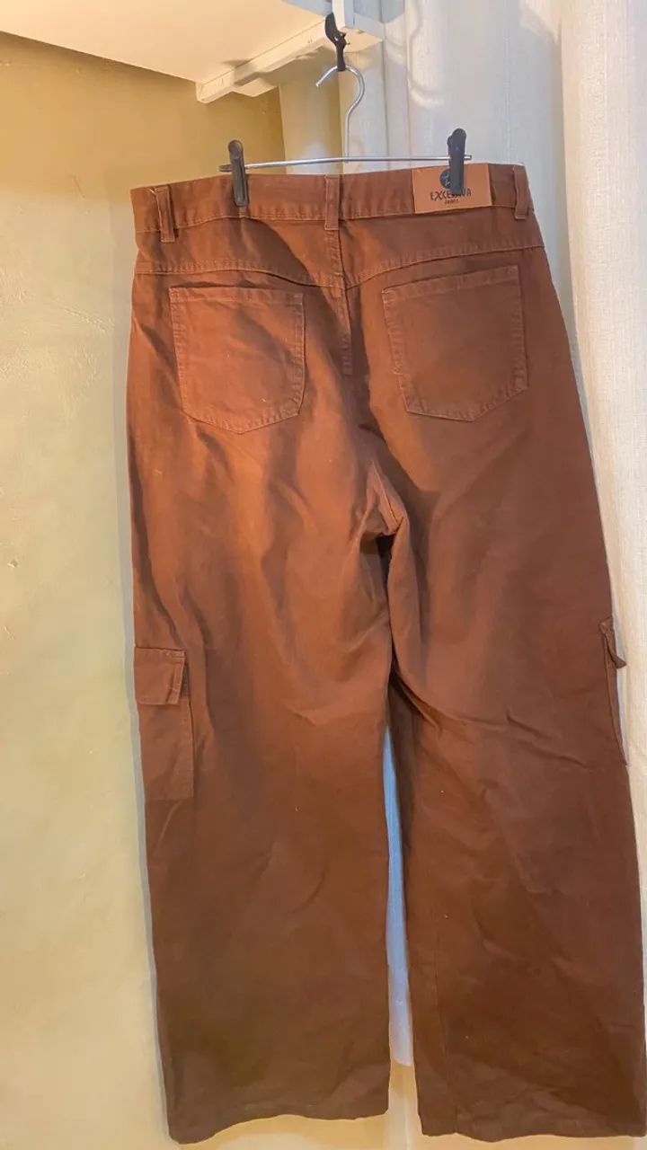 Calça jeans cargo tamanho 46 com bolsos na lateral  - Foto 2