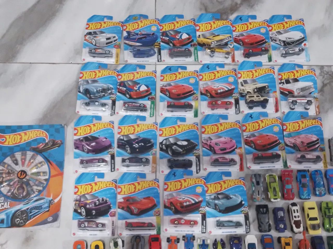 Coleção de carrinhos da hot wheels 100 carrinhos - Brinquedos e