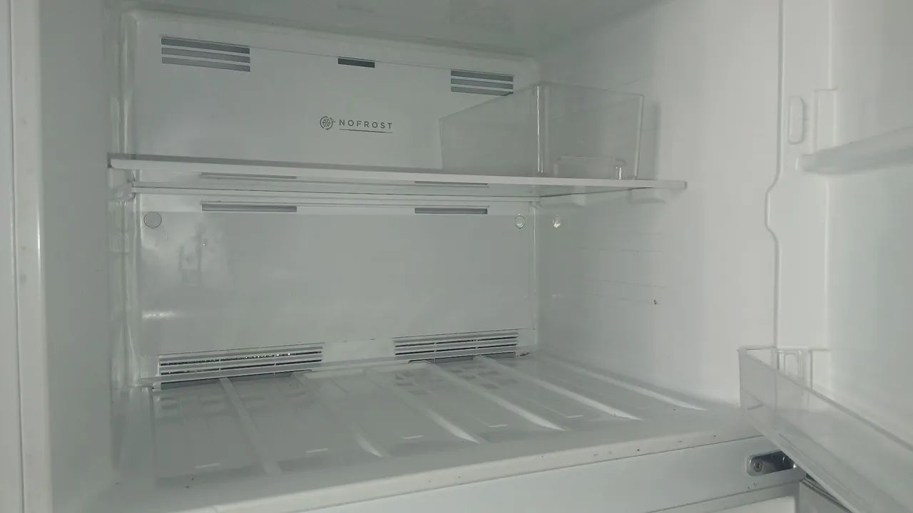 Geladeira mideia semi nova