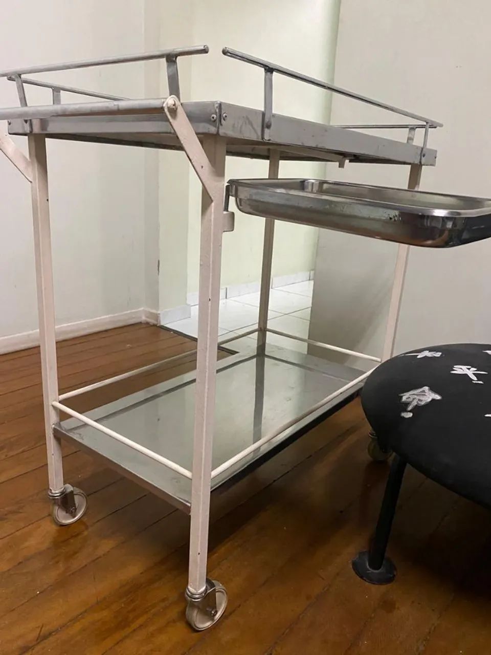 Carrinho auxiliar hospitalar com bandeja móvel  - Foto 3