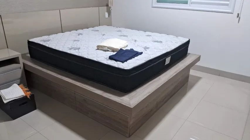 CAMA BOX + COLÇHÃO QUEEN  PERFEITA SEMINOVA