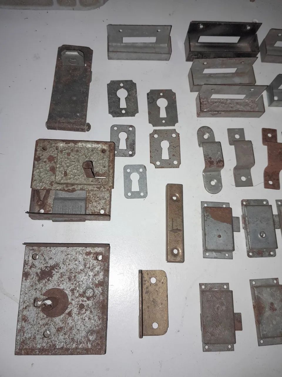 Lote com cadeados, fechaduras puchadores e peças para fechaduras e acessórios antigos   - Foto 3