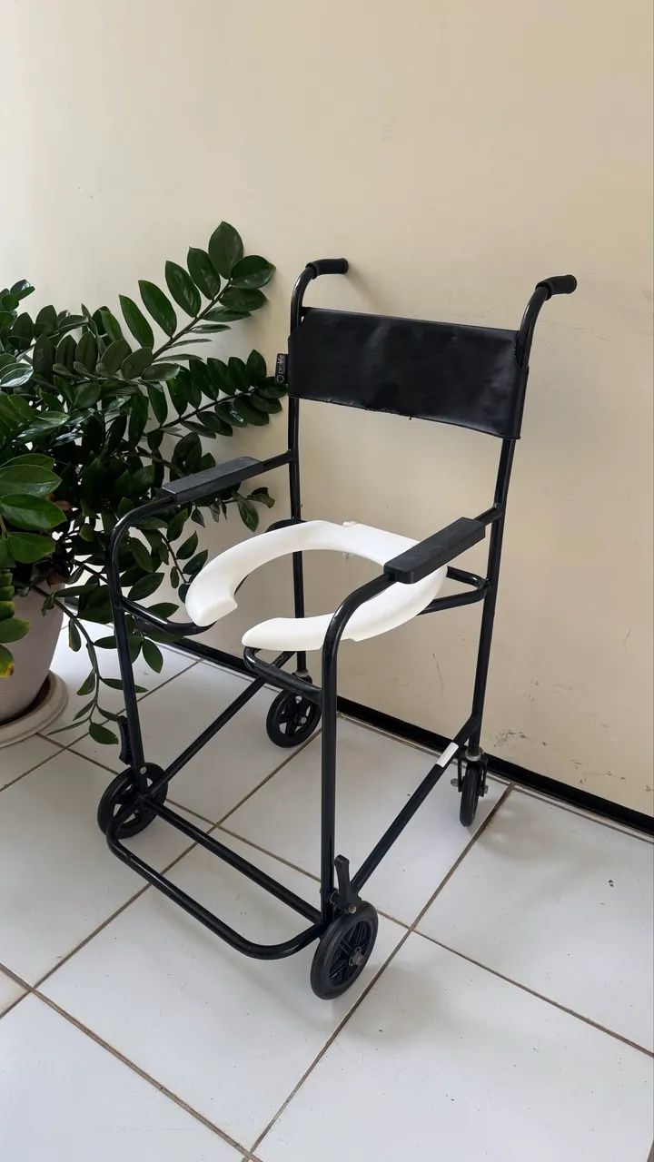 Cadeira de Rodas Higiênica em ótimo estado - Pouco utilizada
