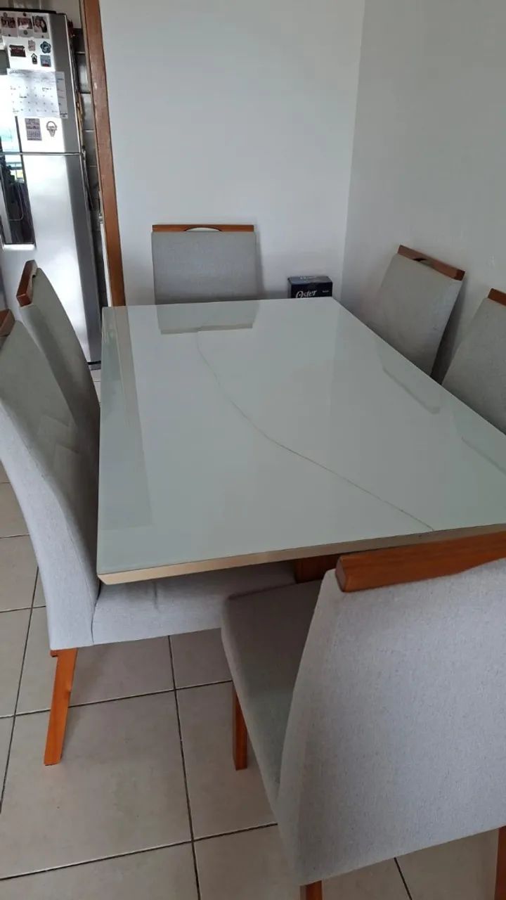 mesa de jantar retangular com seis cadeiras