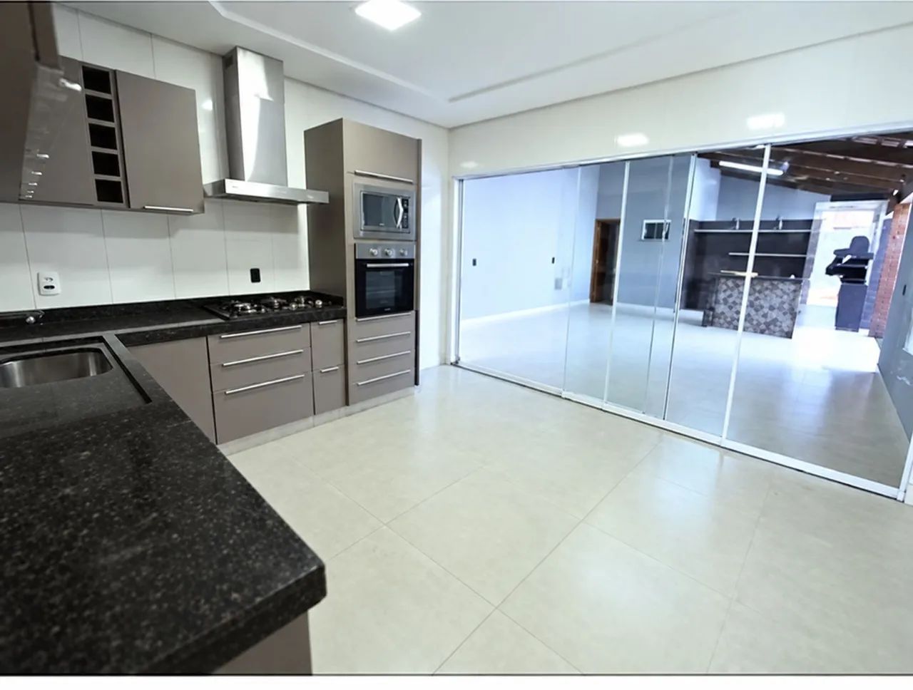 Casa ampla com 3 suítes e varanda gourmet completa - Foto 4
