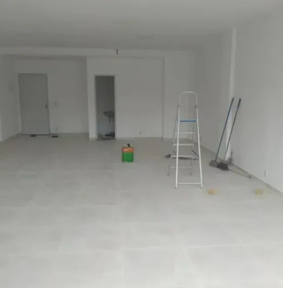 SALÃO comercial 60m2 com sacada p/ Largo do Bicão
