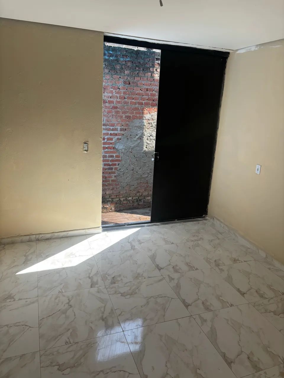 Aluga se casa fundo 3 cômodos grandes * - Foto 3