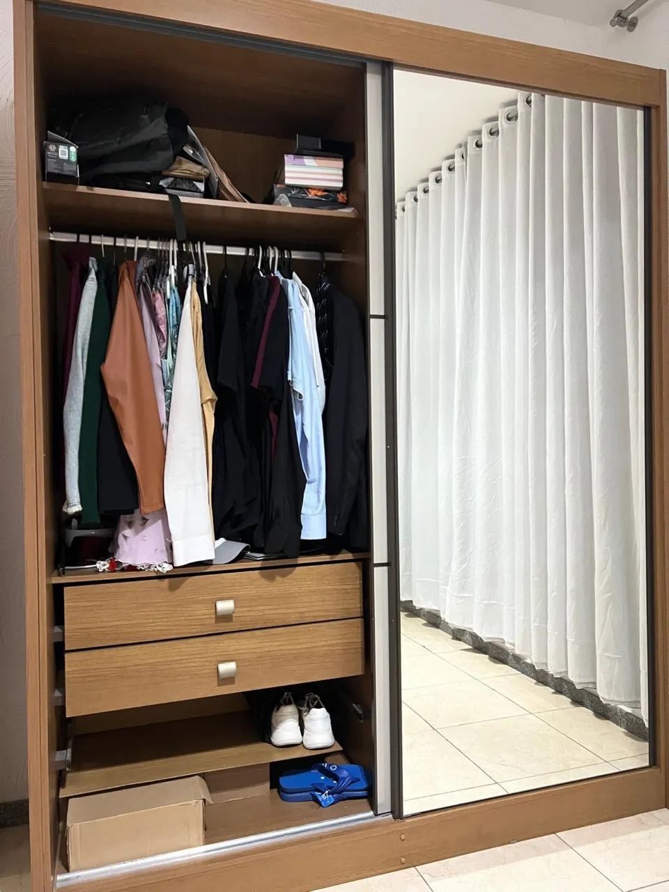 Vendo guarda roupa com porta de correr e espelho - Foto 3