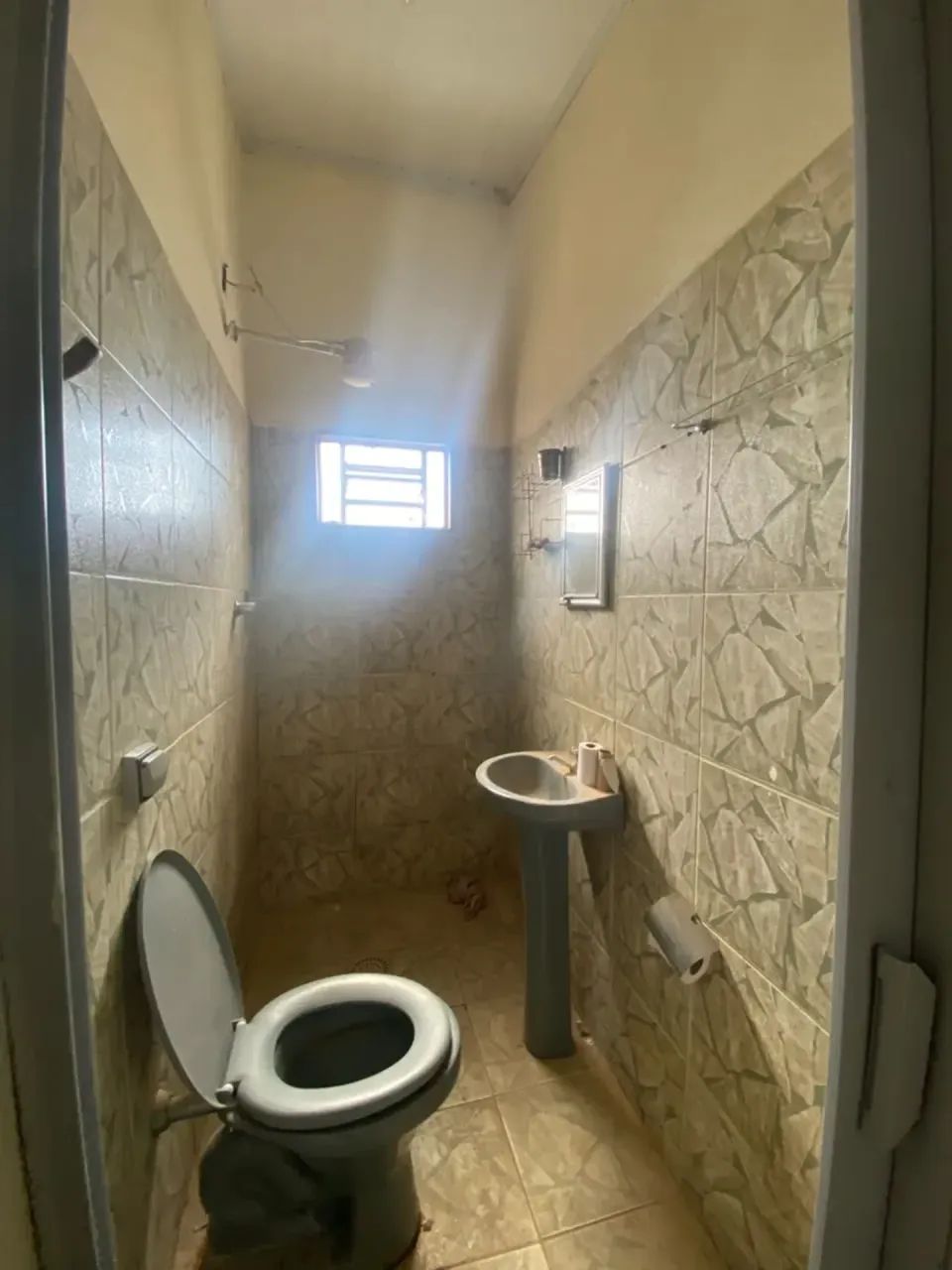 CASA DE FUNDOS PARA LOCAÇÃO - ARAXÁ/MG* - Foto 4