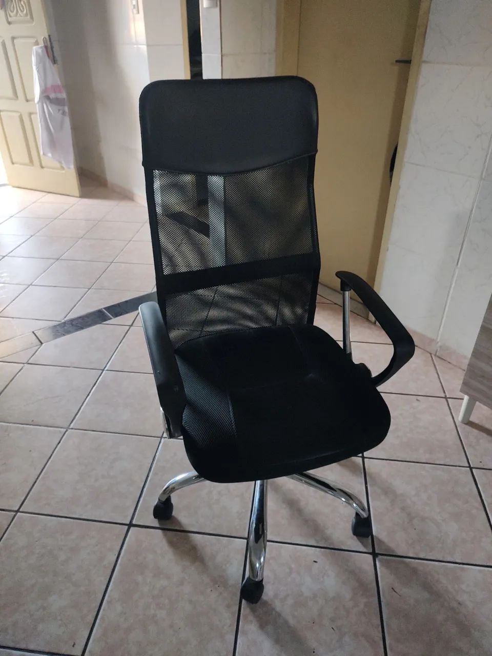 Cadeira de escritório semi nova