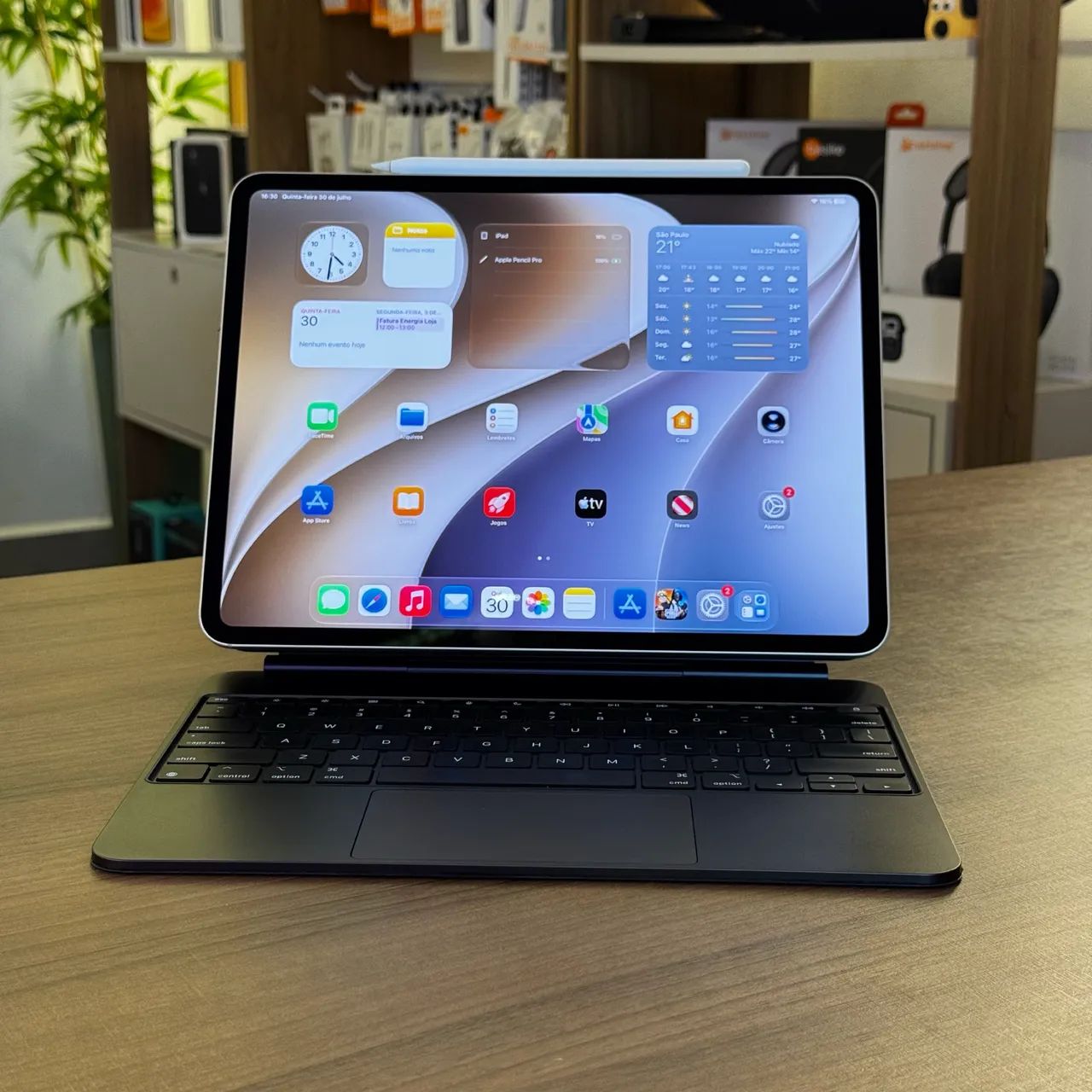 iPad Pro M4 512 GB (13 polegadas) + Keyboard 2º Ger. + Pencil Pro - loja física - garantia - Foto 2
