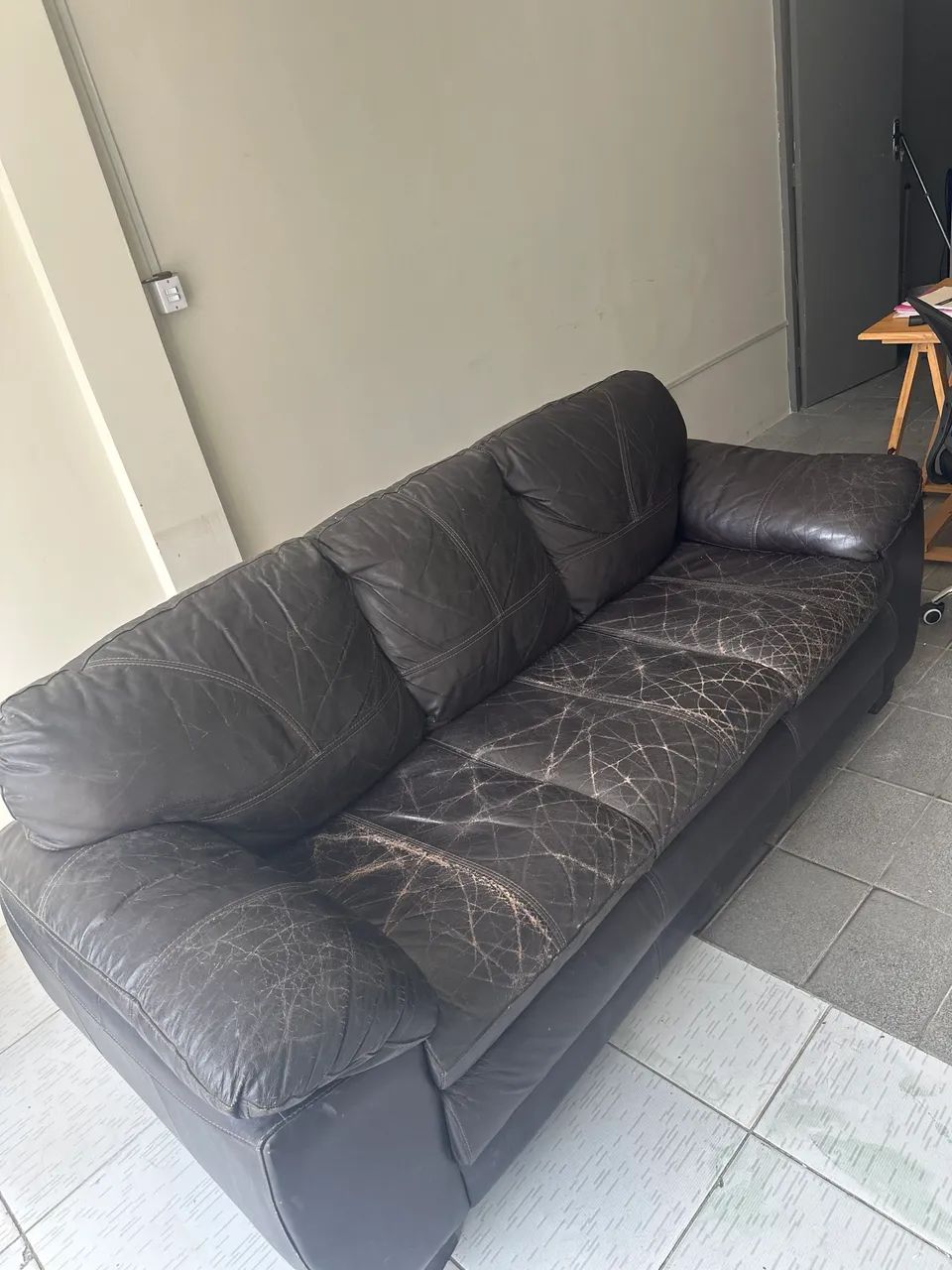 Sofá em couro legítimo - ótimo estado!! - Foto 2