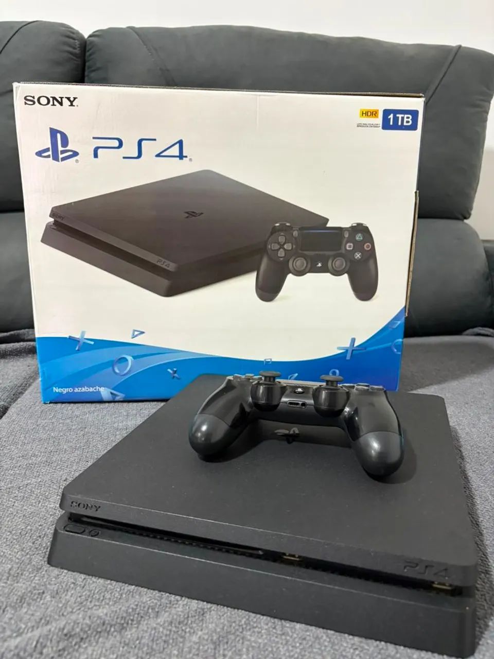 Vendo PS4 com 2 jogos e 1 Controle Na caixa e os cabos 