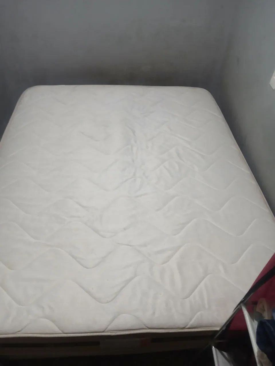 Cama Queen em ótimo estado seminova  - Foto 2