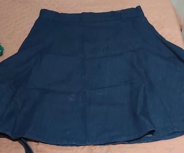 Roupas usadas em bom estado de conservação. 