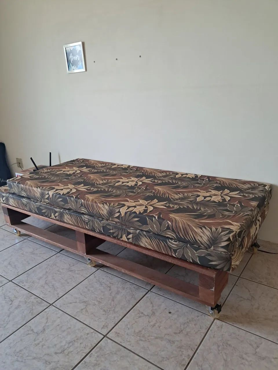Sofá de madeira para área externa + 2 estofados impermeáveis - R$ 250 - Foto 3