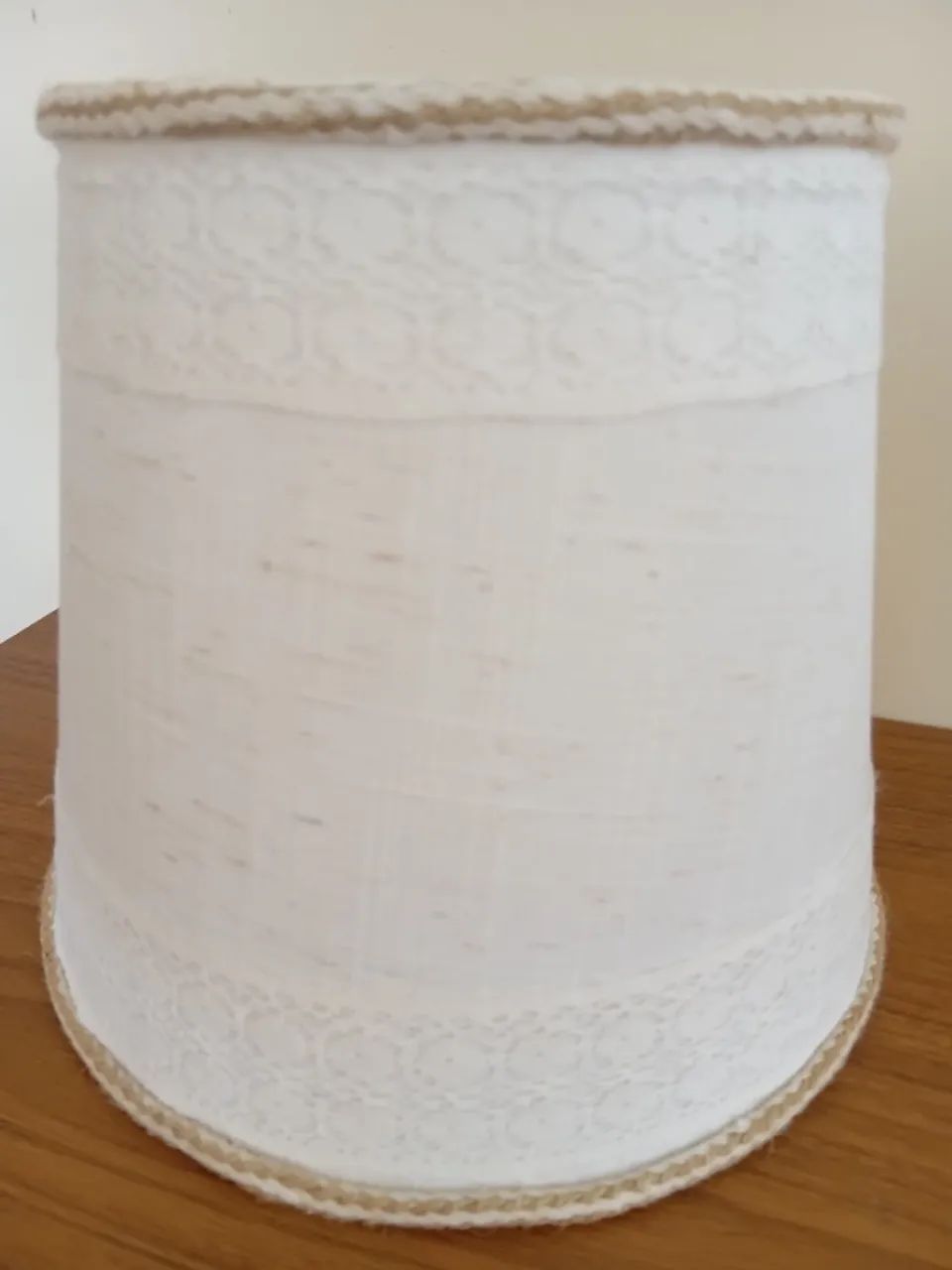 CÚPULA DE ABAJUR BRANCA COM DETALHE EM RENDA (NOVA)